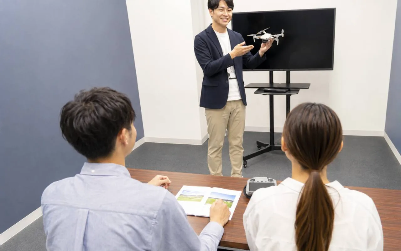 ドローンの機体を使って基礎を学ぶ座学講習